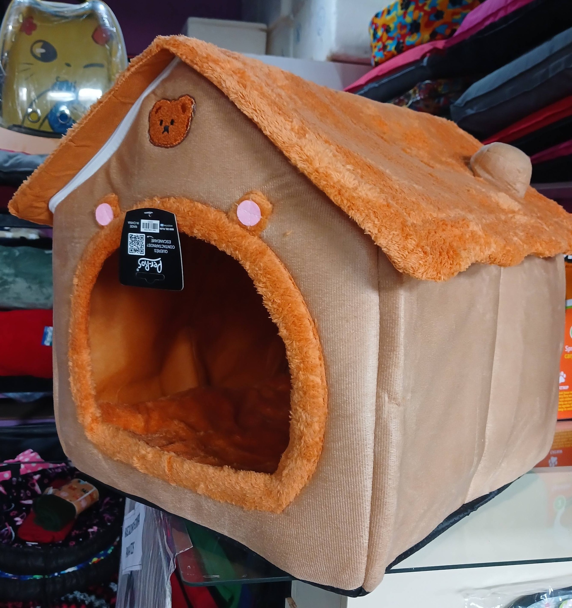 Cuchas y accesorios disponibles en el pet shop